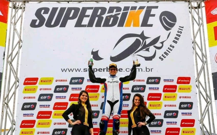 Suzane Carvalho no pódio, campeã da SuperBike Honda CBR 500R 2015