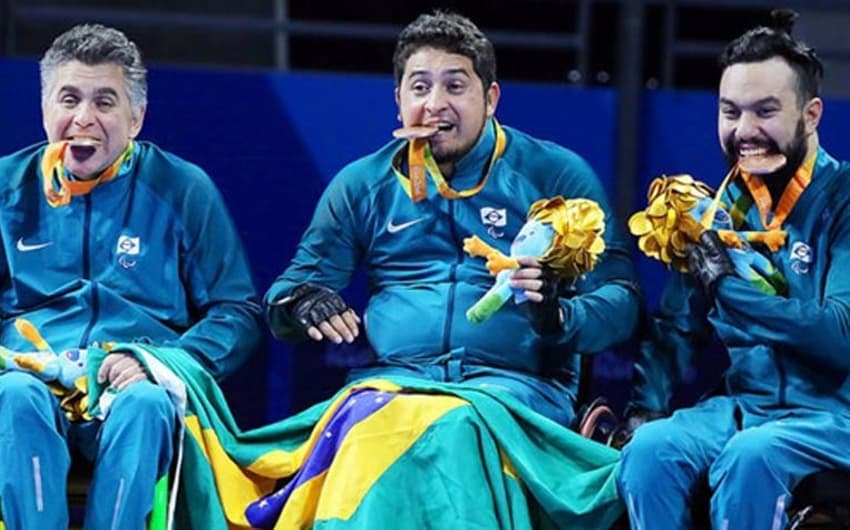 Aloisio (centro) no pódio da Rio 2016