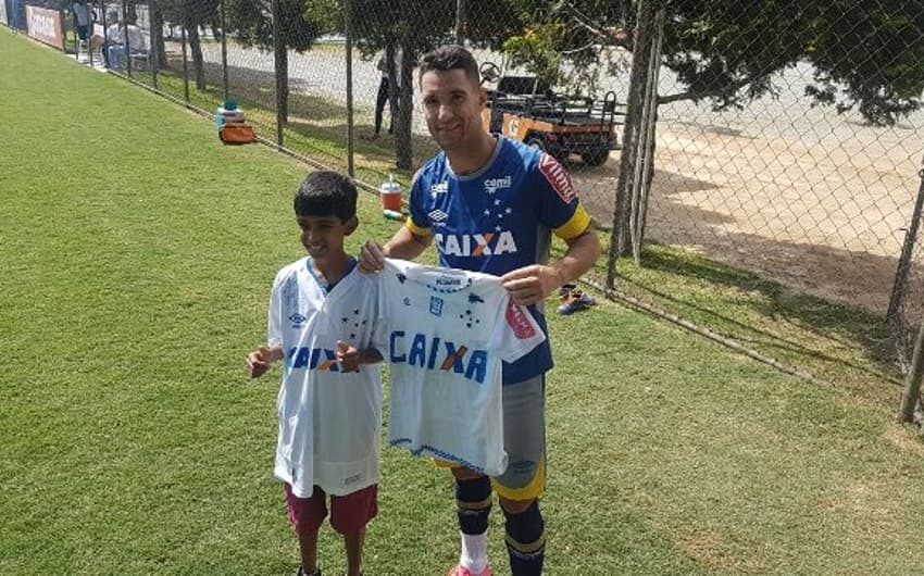 Thiago Neves posa com garoto Denner
