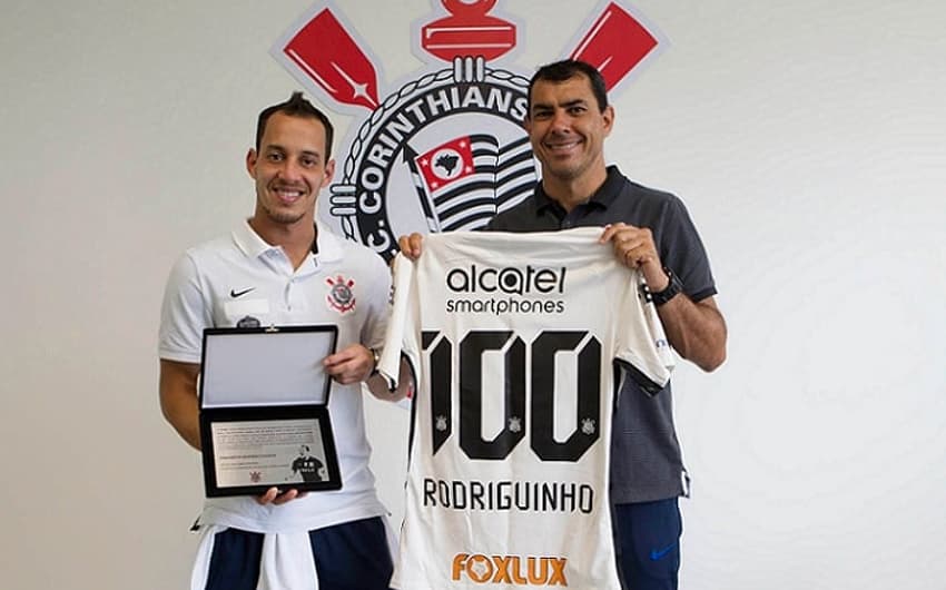 Rodriguinho recebeu camisa e placa comemorativa de Fabio Carille