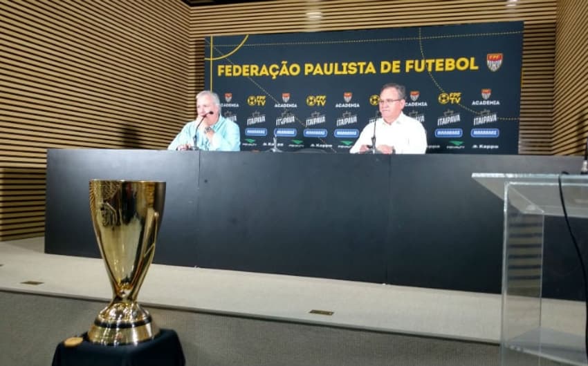 Roberto de Andrade, presidente do Corinthians, e Vanderlei Pereira, presidente da Ponte. Veja fotos da Arena na galeria