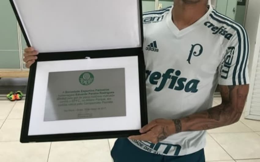 Dudu recebe placa do Palmeiras