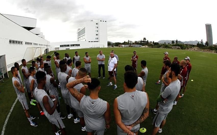 Abel Braga conversa com o elenco do Fluminense