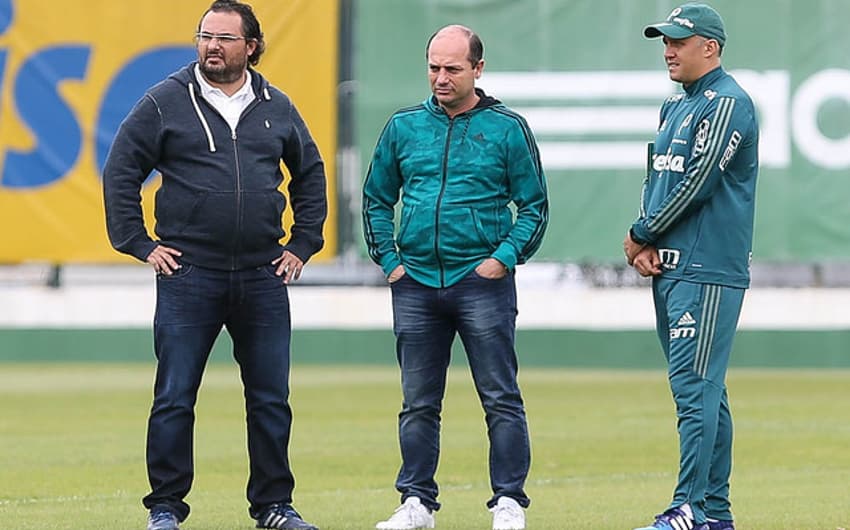 Eduardo Baptista ao lado de Mattos e Cícero Souza, homens fortes do futebol do Palmeiras