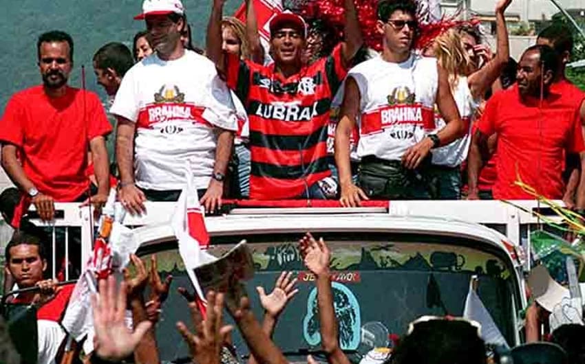 Romário - chegando ao Rio de Janeiro em 1995, com camisa do Flamengo e em desfile de carro aberto nas ruas