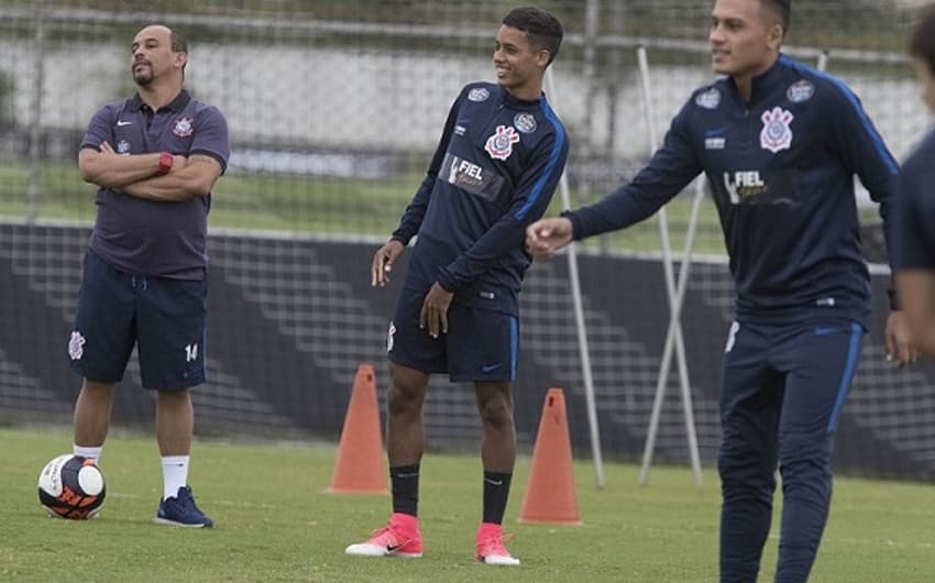 Pedrinho treinou entre os titulares do Corinthians nesta quarta-feira