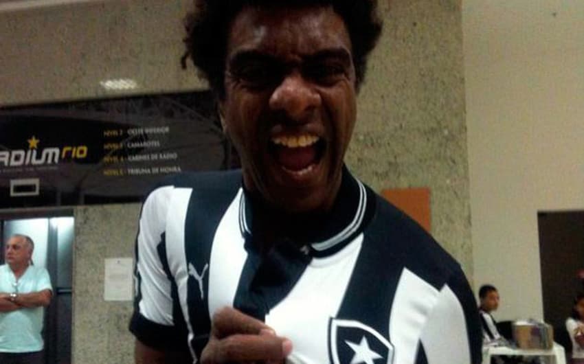 Hélio de la Peña (Casseta) com a camisa do Botafogo