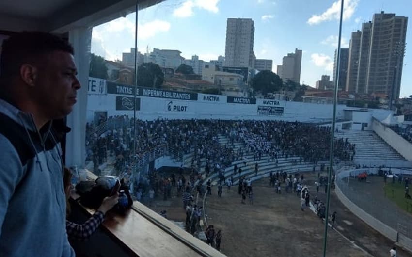 Ronaldo vê jogo do Corinthians em Campinas