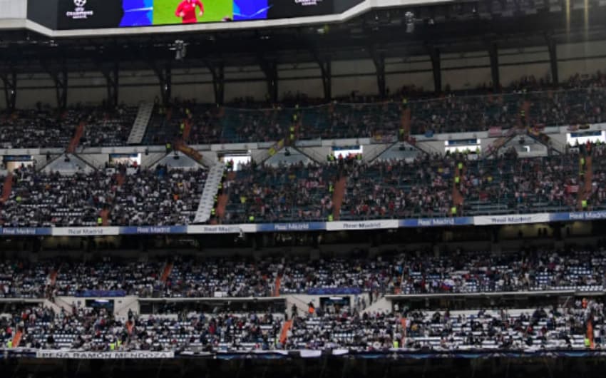 Real Madrid pode ser punido pela Uefa por conta de mosaico feito por sua torcida provocando o Atlético de Madrid