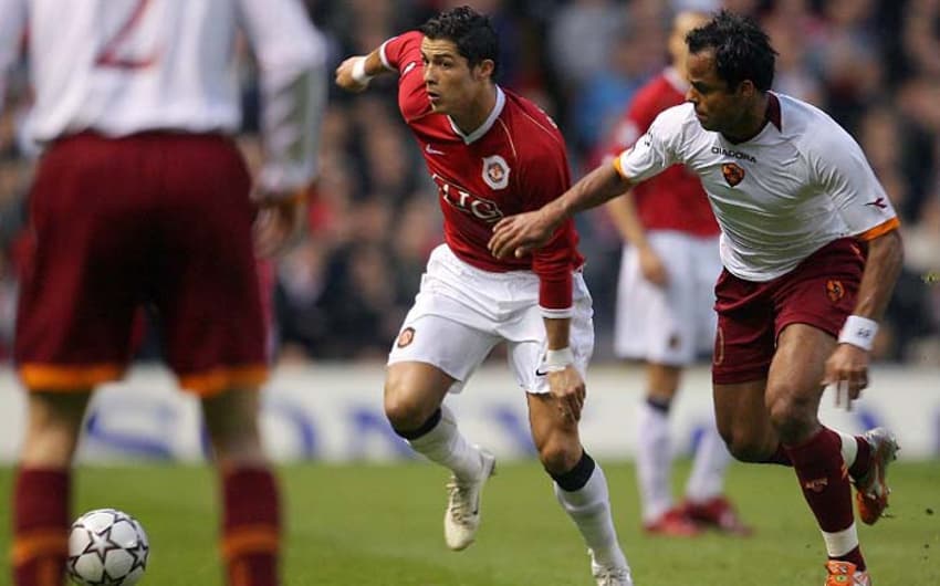 Manchester United 7 - 1 Roma - quartas de final (2006/2007) -&nbsp;Após perder por 2 a 1 a primeira partida, o clube inglês amassou a equipe italiana jogando no Old Trafford. Cristiano deixou dois gols e participou de outros três<br>