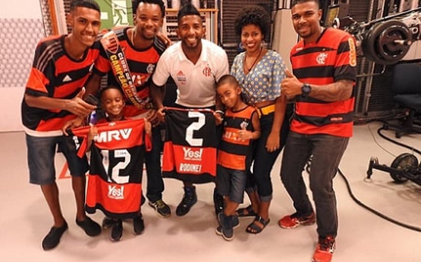 Rodinei posa com família do torcedor Luiz Cláudio