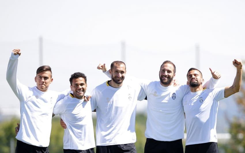 Dybala, Dani Alves, Chiellini, Higuaín, além de Buffon e Bonucci, formam uma espinha dorsal. Na foto ainda está o jovem Rincon