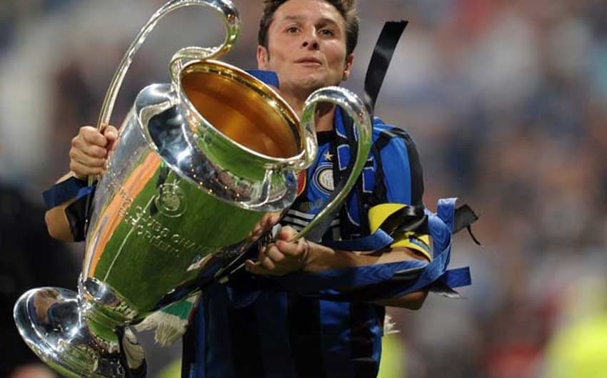 Com 160 partidas aparece o ex-lateral argentino Javier Zanetti, campeão pela Internazionale em 2010