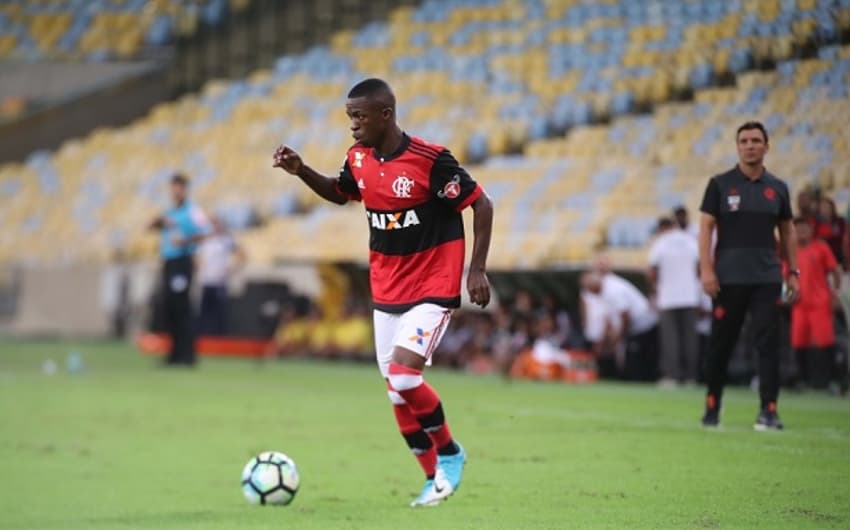 Vinicius Junior em sua primeira partida como profissional