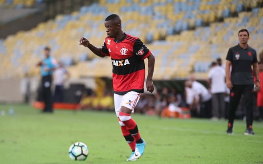 Vinicius Júnior se tornou o menor de idade vendido mais caro da história do futebol. O Flamengo assinou a chamada "obrigação de venda" e o jogador, de 16 anos, vai jogar no Real Madrid, por 45 milhões de euros