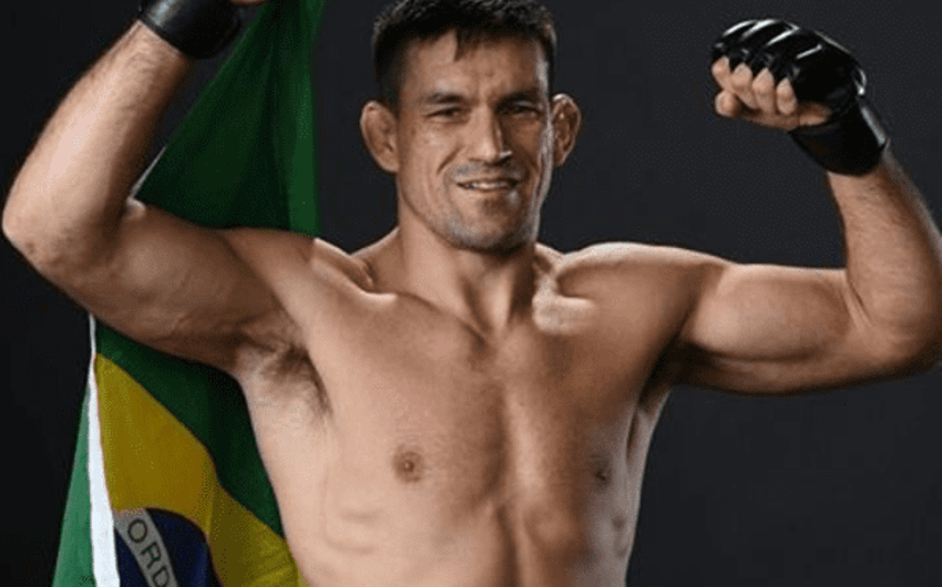 Demian Maia comemora vitória com bandeira do Brasil