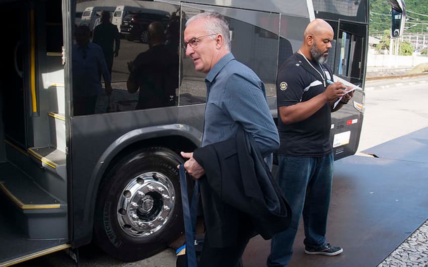 Dorival Júnior embarca de terno em ônibus para aeroporto