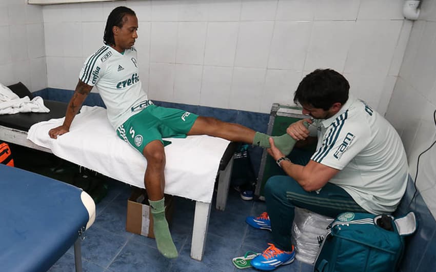 Arouca com o fisioterapeuta do Palmeiras, Jomar Ottoni (Foto: Cesar Greco/Palmeiras)
