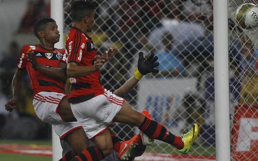 O Flamengo tirou o título carioca das mãos do Vasco em 2014 nos acréscimos, com Márcio Araújo marcando gol em impedimento