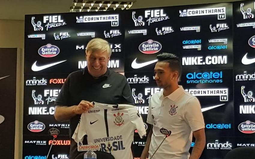 Clayson foi apresentado ao lado do diretor de futebol Flávio Adauto