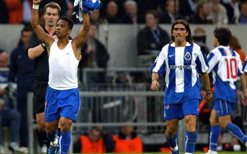 Carlos Aberto campeão da Liga dos Campeões pelo Porto em 2004 - ele fez gol na final contra o Monaco.