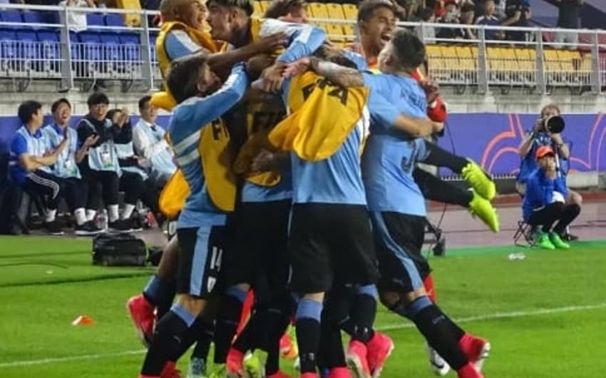 Seleção do Uruguai celebra gol da vitória sobre a Itália no Mundial Sub-20, na Coreia do Sul (Foto: Divulgação)