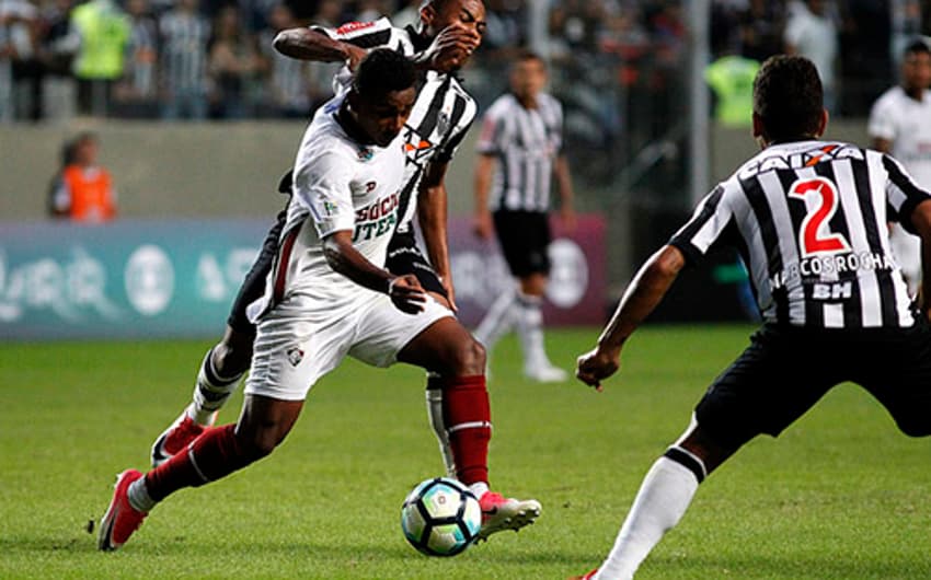 Entre Elias e Marcos Rocha, ambos com passagem pela Seleção, Wendel briga pela bola e ajuda o Fluminense. Confira imagens