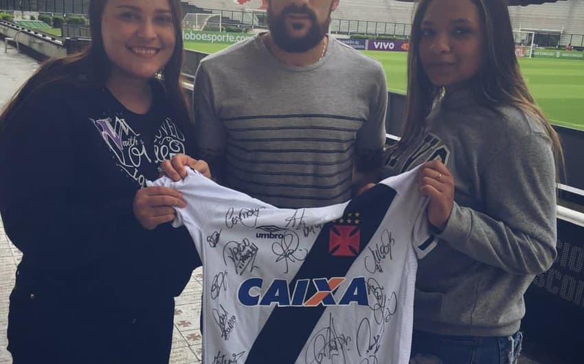 Jogadores do Vasco autografaram camisa para campanha 'Amigos do Miguel'. Veja a seguir outras imagens LANCE!