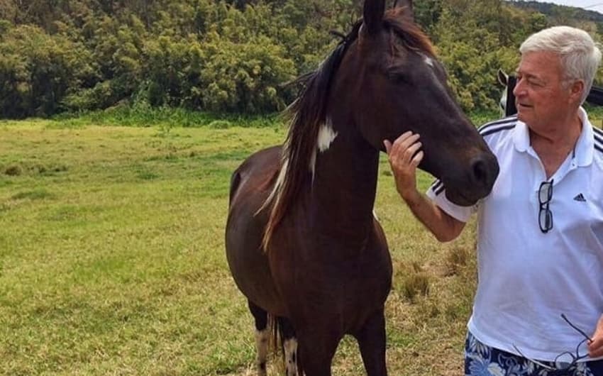 Ricardo Teixeira posa ao lado de um cavalo na fazenda&nbsp;