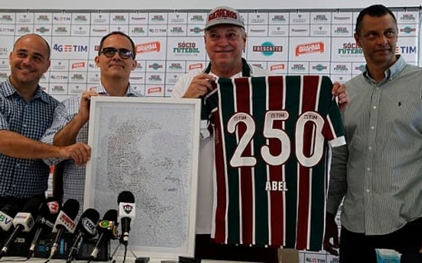 Abel recebe homenagem ao do clube das mãos de Pedro Abad, Marcelo Teixeira e Alexandre Torres. Veja imagens