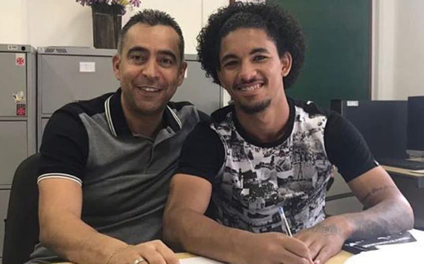 Douglas e Mateus Pet assinaram novos contratos com o Vasco até 2021. Veja a seguir galeria especial do LANCE!