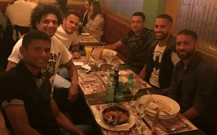 Jogadores de Flamengo, Fluminense e Vasco, jantam juntos na Zona Oeste do Rio