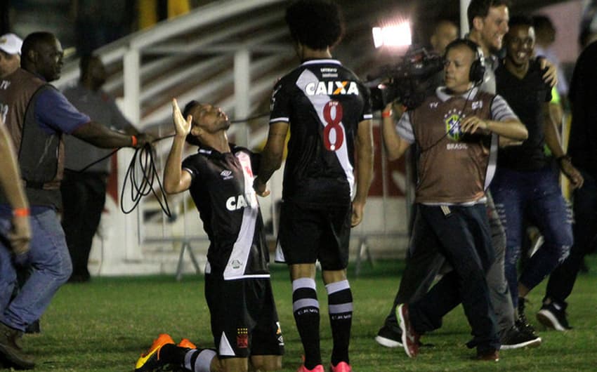 Vasco 3 x 2 Fluminense: as imagens do clássico em São Januário