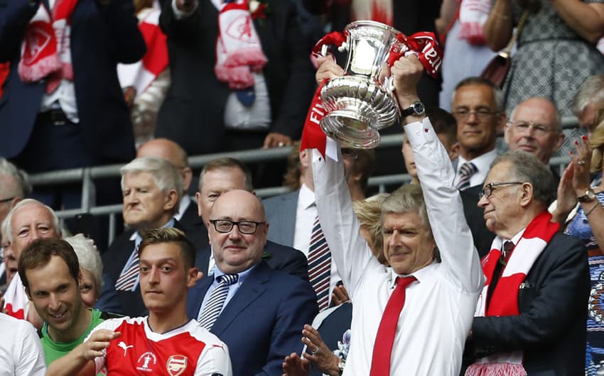 O francês  Arsene Wenger comemora o título e a renovação de contrato com o Arsenal