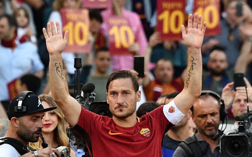 Na Itália não houve decisão no fim de semana, mas Totti aproveitou a última rodada do Calcio e a vitória sobre o Genoa para se despedir da Roma, único clube que defendeu ao longo da carreira