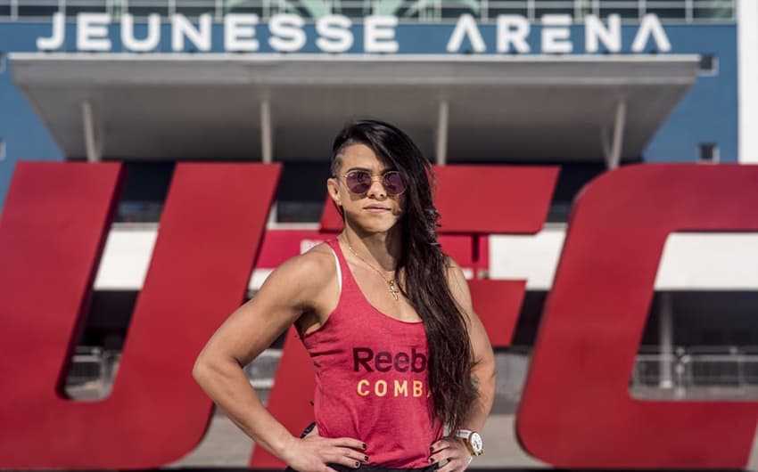 Claudia Gadelha posa em letreiro do UFC