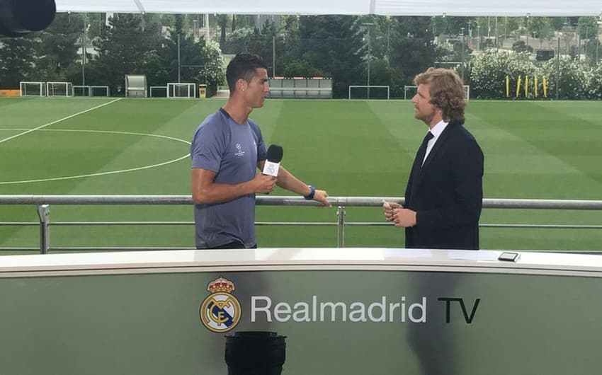 Cristiano Ronaldo dando entrevista para a TV do Real Madrid