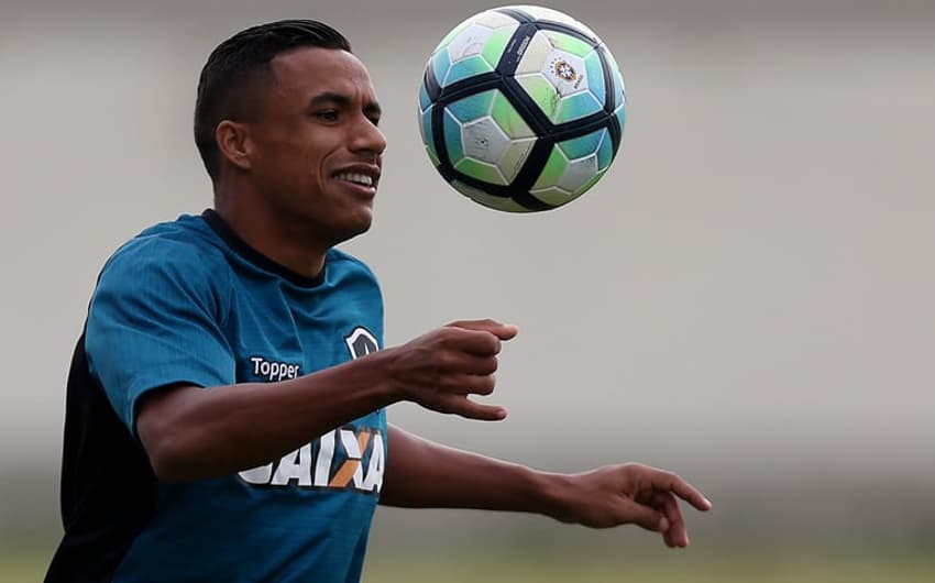 Arnaldo foi anunciado pelo Botafogo em 6 de maio. O jogador é titular na lateral direita do Alvinegro.