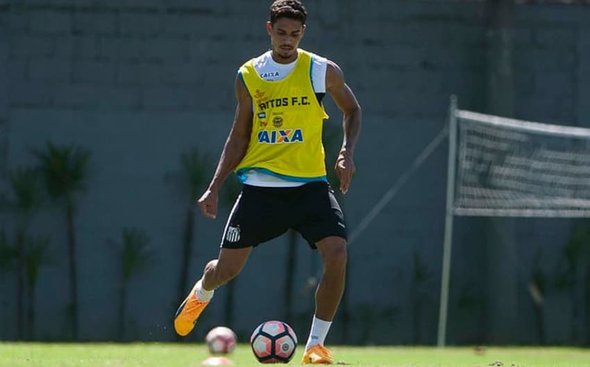 Lucas Veríssimo é o titular do Santos com salário mais baixo