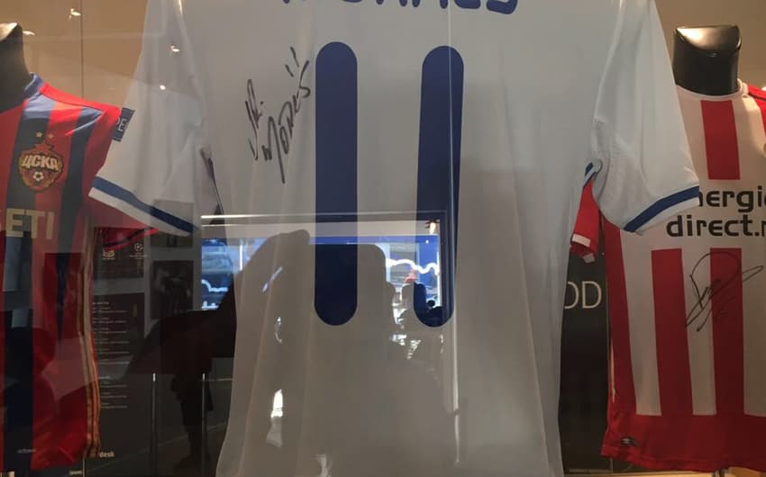 Camisa de Junior Moraes no hall da Fama da Liga dos Campeões