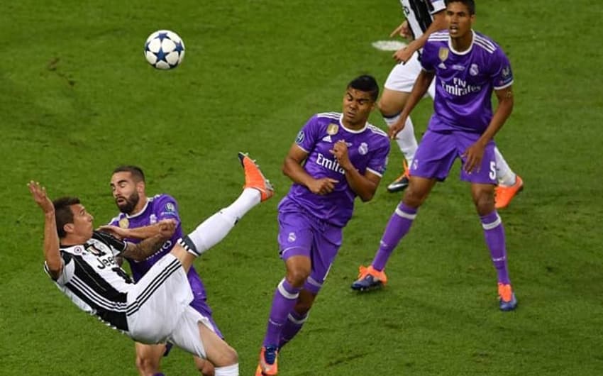 Apesar da derrota de goleada sofrida pela Juventus, Mandzukic vai ficar marcado pelo golaço que fez para o time italiano na final da Champions deste ano. O Real Madrid goleou por 4 a 1