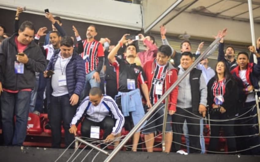 Grade do Morumbi cedeu na comemoração de gol na Libertadores de 2016