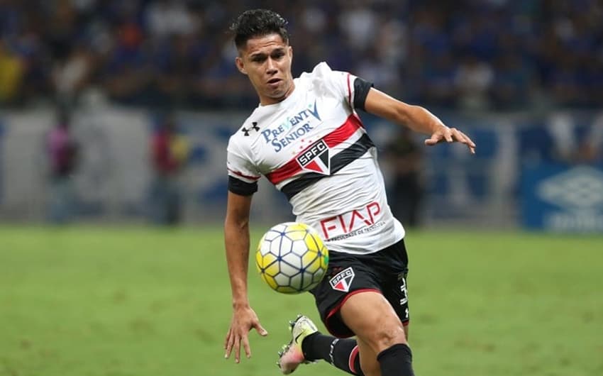 Atacante estreou no time principal do São Paulo em 5 de junho de 2016