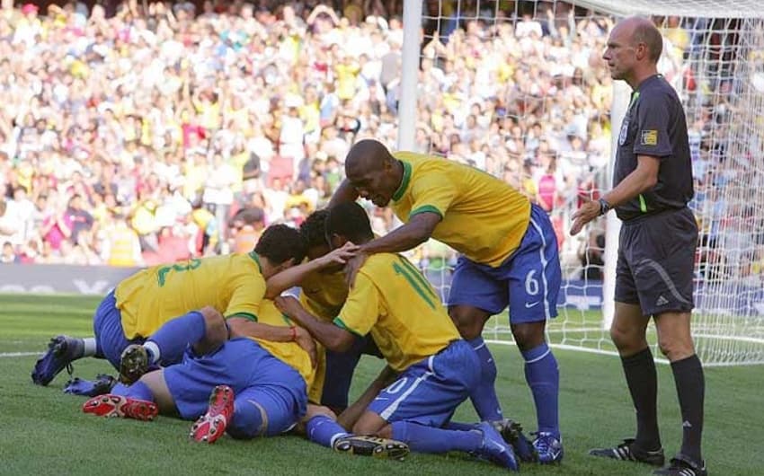 Em 2006, o Brasil jogou pela primeira vez no Emirates Stadium, em um amistoso contra a Argentina, e venceu por 3 a 0, com dois gols de Elano, e um gol antológico de Kaká, para fechar o placar na partida nos minutos finais.