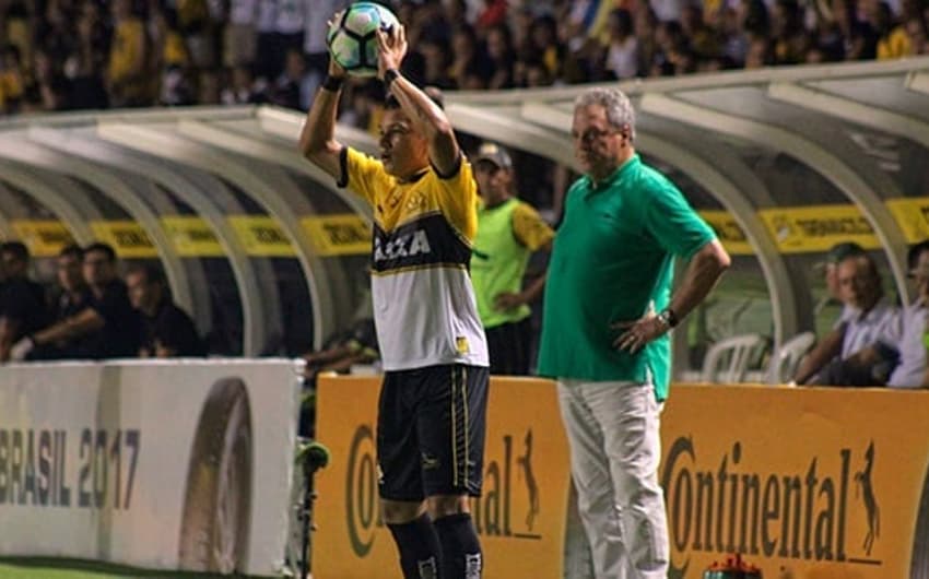 Abel observa de perto o lateral Marlon, em duelo contra o Criciúma pela Copa do Brasil