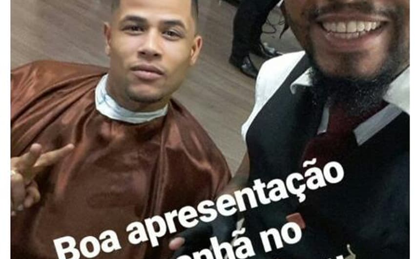 Cabeça feita! O barbeiro de Geuvânio entregou que o jogador será apresentado no Flamengo. O atacante estava na China e deixou o Brasil depois de se destacar no Santos. Será que vai rolar?