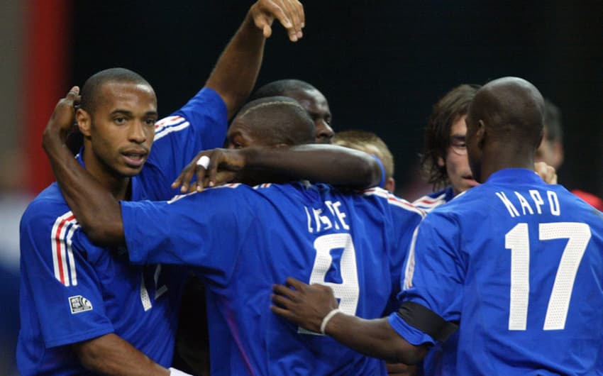 A França ficaria com o bi em 2003, quando Thierry Henry desequilibrou. Triunfo por 1 a 0 sobre Camarões