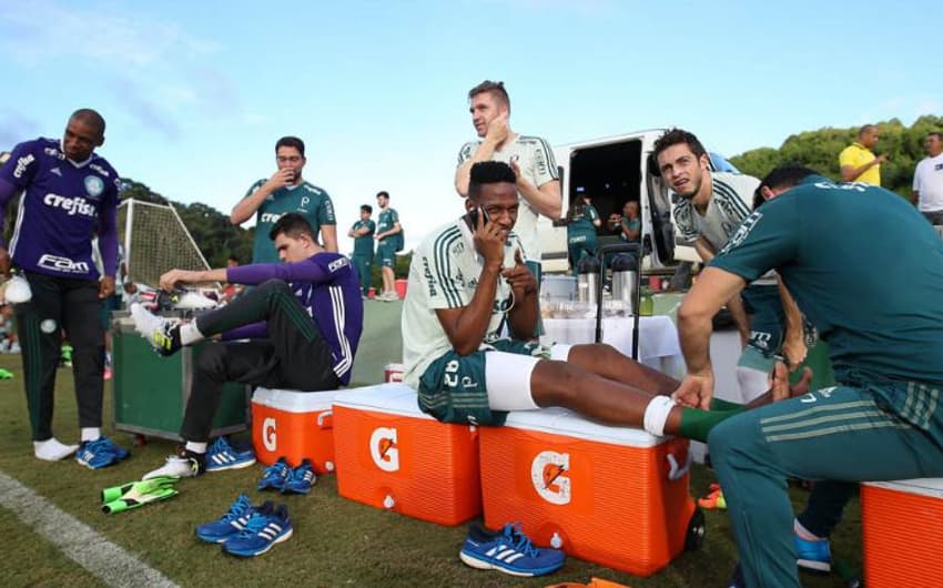 Jogadores do Palmeiras em treino no CT do Vitória