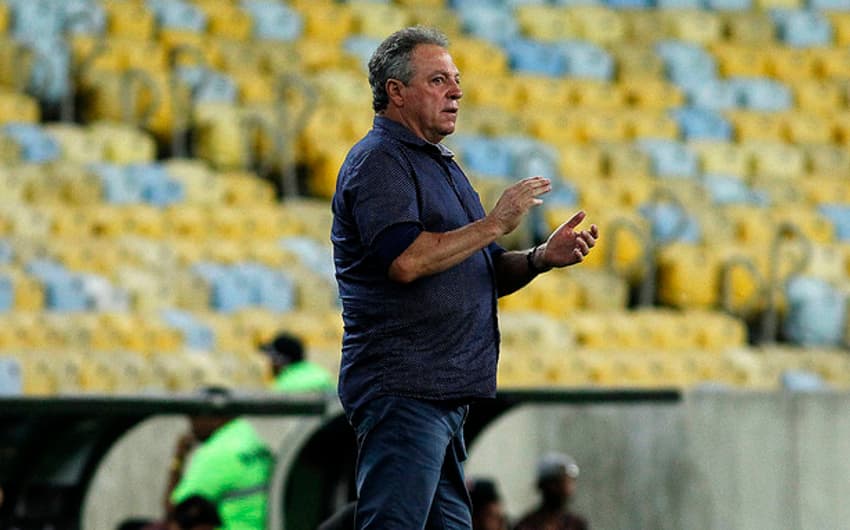 Abel Braga sai em defesa do grupo após empate diante do Flamengo. Confira, a seguir, as imagens do clássico no Maracanã