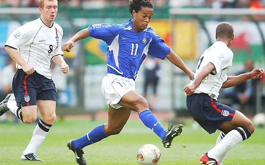 Ronaldinho foi o nome do jogo entre Brasil e Inglaterra: deu passe para gol de Rivaldo, fez golaço e... acabou expulso!